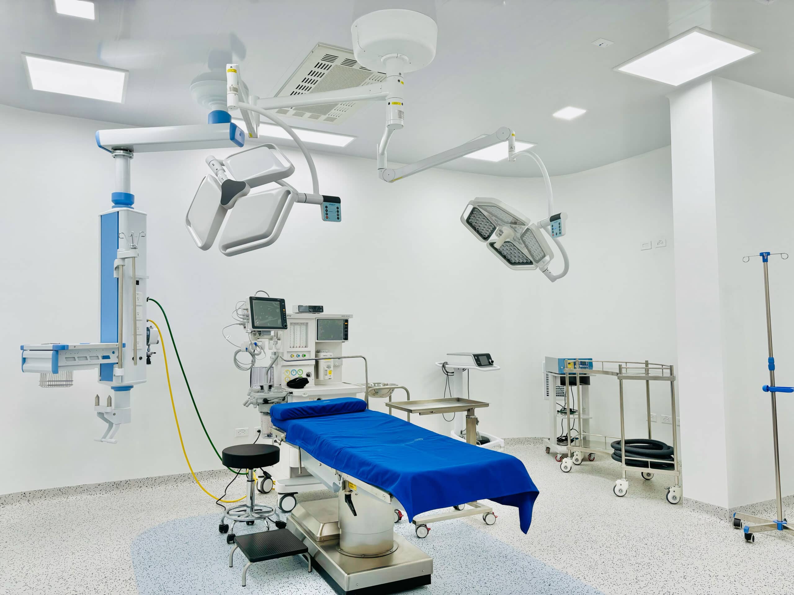 Anestesia General en Manta: 5 Mitos Desmentidos quirófano moderno con equipo médico
